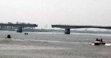 貨車超載，遼寧盤錦田莊臺(tái)<em>大橋</em>坍塌