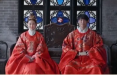 面對(duì)漢服被視為奇裝異服，設(shè)計(jì)師鐘毅扛起漢服復(fù)興<em>的</em>大旗，致力于漢服<em>文化</em><em>的</em>傳播