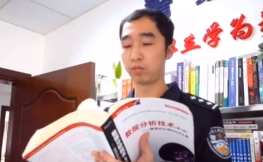 貴港市公安局民警何柱，計算機前<em>的</em>抗疫英雄