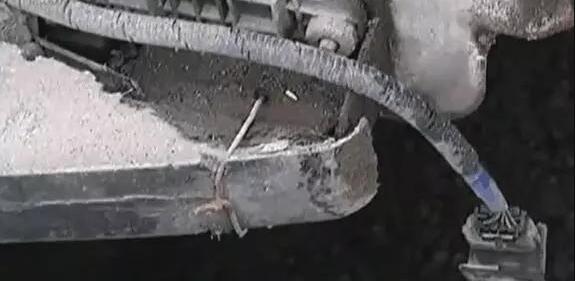 去汽修廠修事故車，卻發(fā)現(xiàn)鐵絲綁保險杠