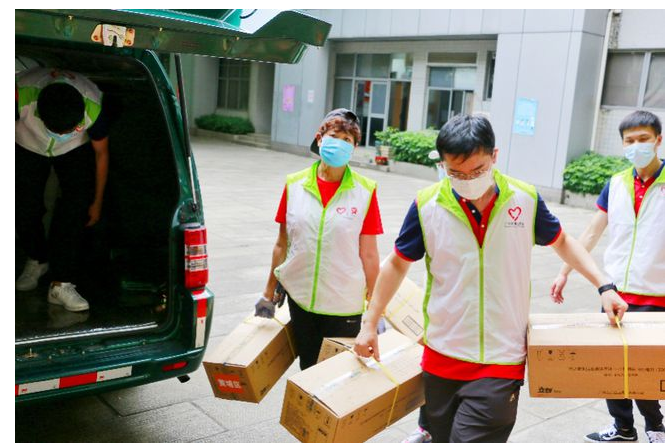 熱心人士捐贈的<em>物資</em>及時運送到各區(qū)<em>防疫</em>點