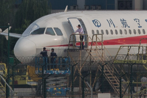帶你了解5·14川航航班備降成都事件——機務(wù)人員對客機進行<em>檢查</em>
