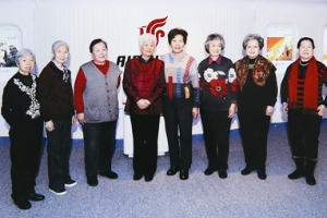 2012<em>年</em>“十八姐妹”中的八位姐妹共慶“三八”婦女節(jié)