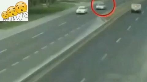 汽車超速發生事故視頻