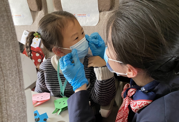 春運(yùn)首日<em>東航</em>無(wú)陪兒童：“謝謝姐姐，我們還會(huì)再見(jiàn)”