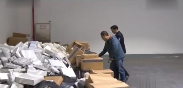 這都敢造假 汽車充氣氣囊無故彈出 <em>警方</em>搗毀多個<em>假冒</em>汽車配件窩點