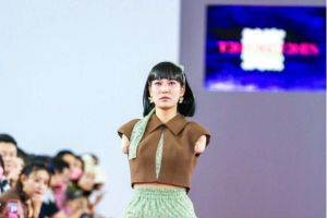 自信的人最美！四川90后斷臂女孩登上深圳時(shí)裝周T臺走秀