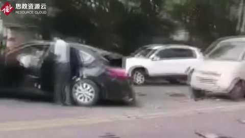 <em>貨車</em>鬧市區制動失效撞車 目擊者拍下車禍現場：看看這慘烈的車禍
