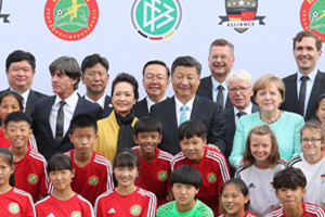 習(xí)近平同德國(guó)總理默克爾共同觀看中德青少年足球友誼賽