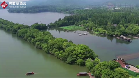 蘇堤是蘇東坡任杭州知州時，疏浚<em>西湖</em>，利用浚挖<em>的</em>淤泥構(gòu)筑而成
