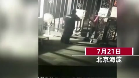 <em>男子</em>酒后回小區被查出入證，瘋狂毆打保安致昏迷，<em>警方</em>：已拘留