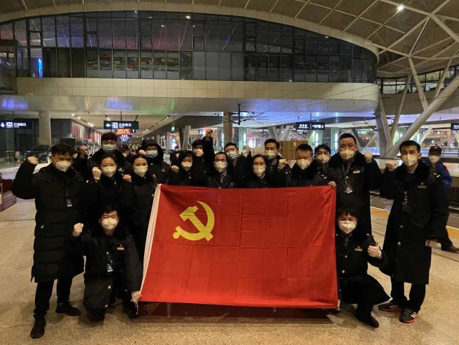 挺起鋼鐵脊梁 情注英雄城市—武漢站“頭雁”黨團(tuán)員突擊隊(duì)