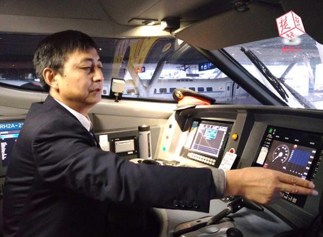 愛崗敬業(yè)--55歲動(dòng)車組司機(jī)欒自勝將退休：35年從內(nèi)燃機(jī)車開到和諧號(hào)