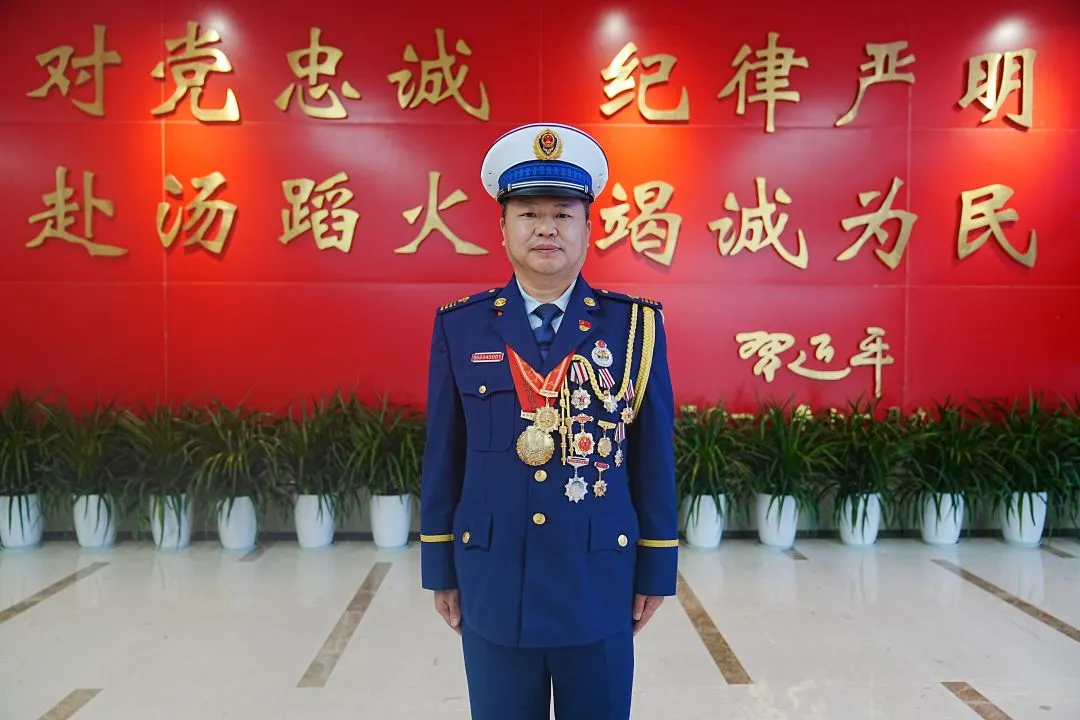 中國消防忠誠衛士<em>母</em>強扎根基層<em>在</em>平凡中成就不凡