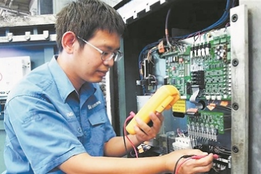 梁里<em>鵬</em>：礦山里的機(jī)電設(shè)備“醫(yī)生”